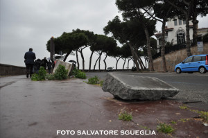 Napoli: marciapiedi inutilizzabili a via Manzoni