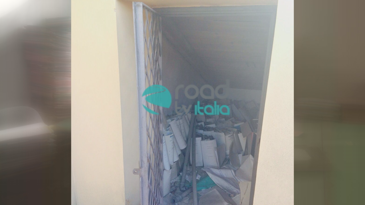 crolla scaffale fascicoli nei bagni (3)