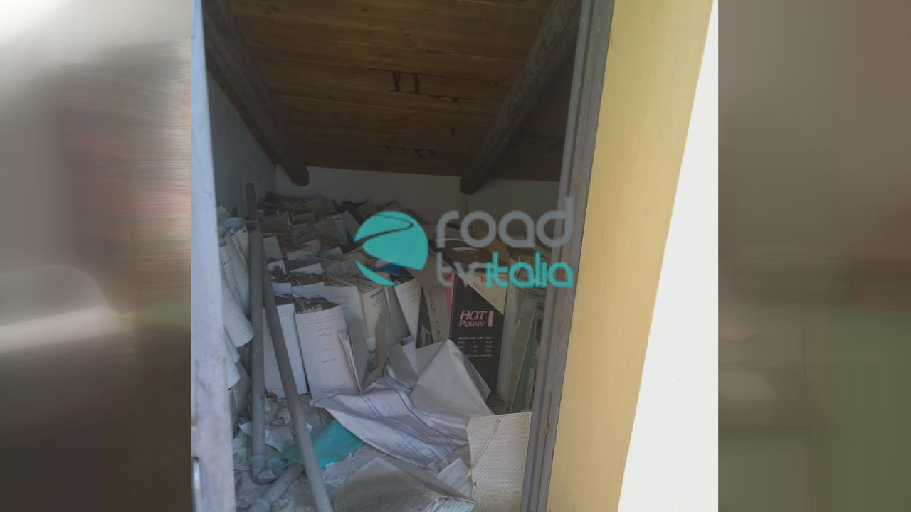 crolla scaffale fascicoli nei bagni (3)