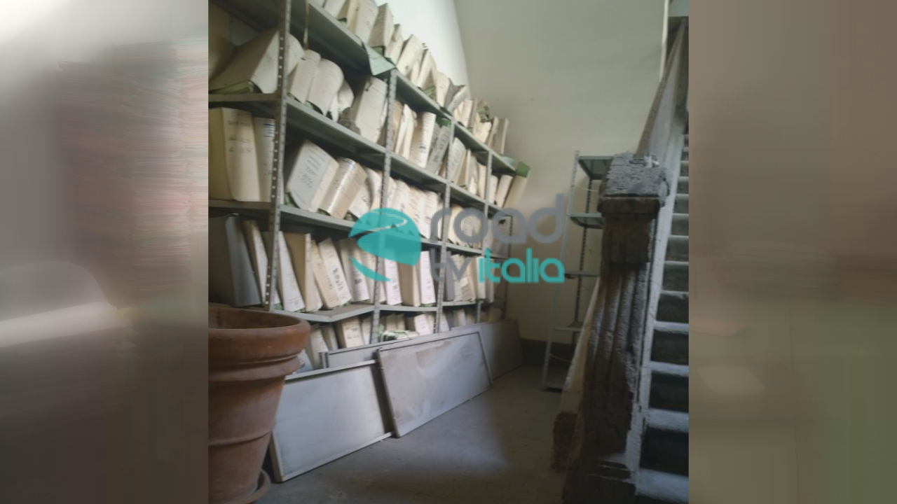 crolla scaffale fascicoli nei bagni (3)
