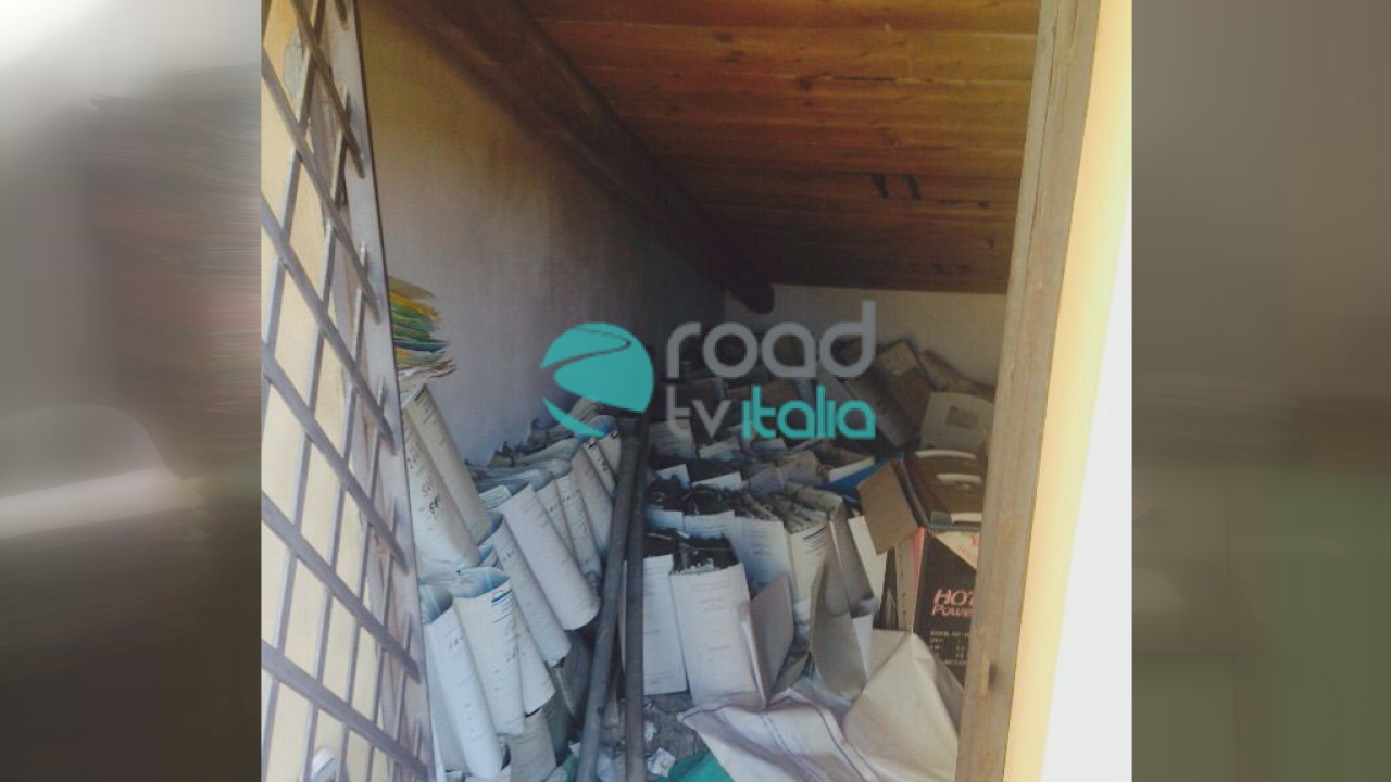 crolla scaffale fascicoli nei bagni (3)