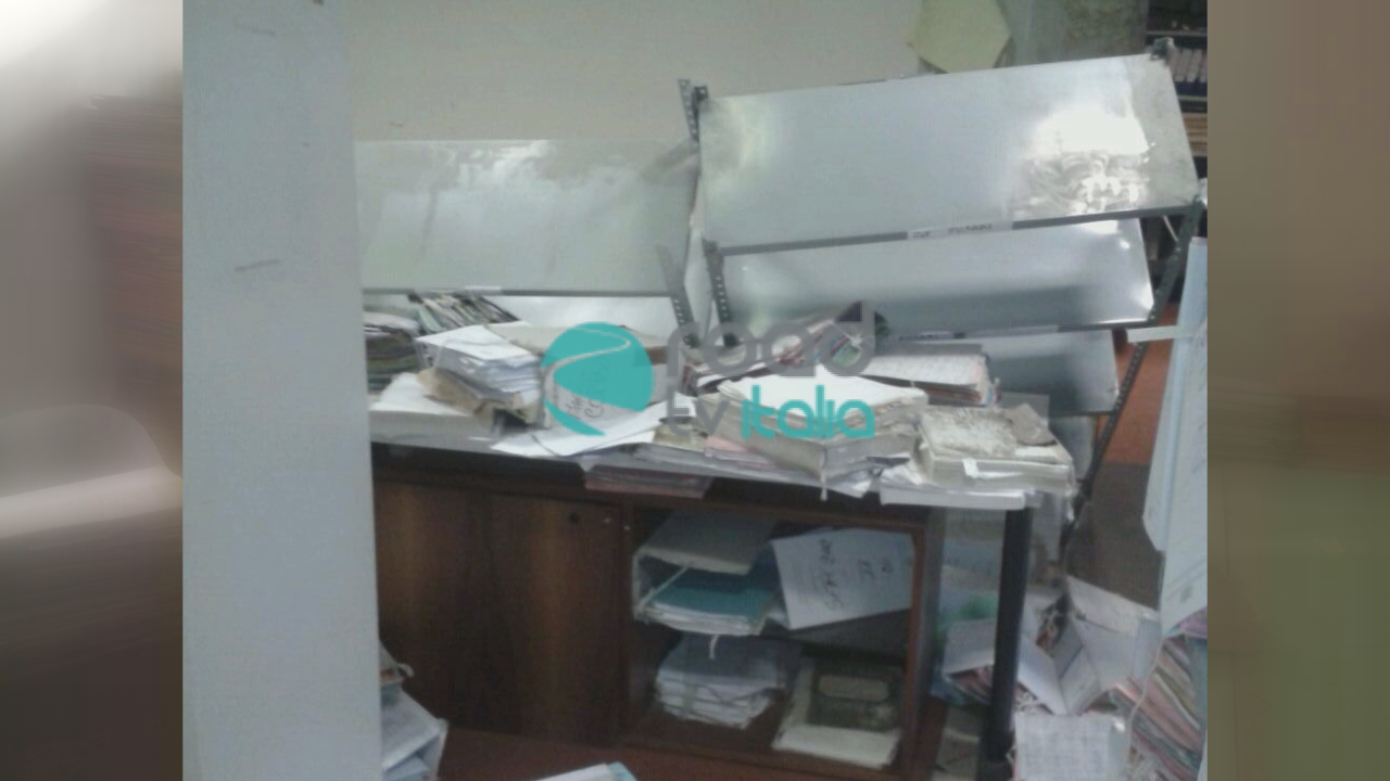 crolla scaffale fascicoli nei bagni (3)
