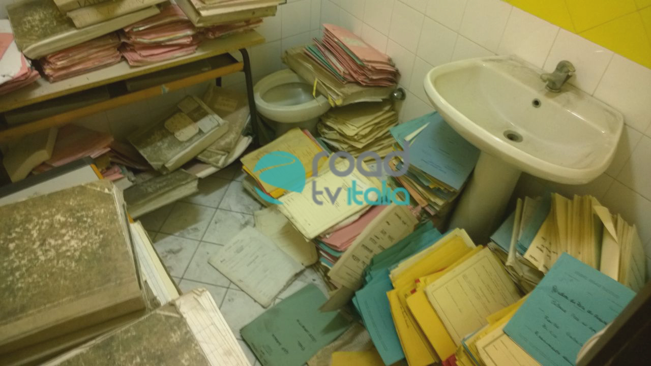 crolla scaffale fascicoli nei bagni (3)