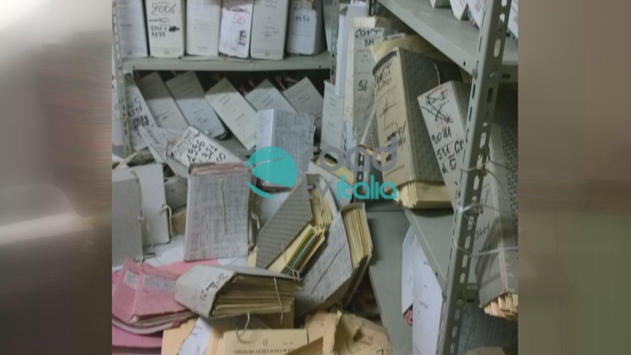 crolla scaffale fascicoli nei bagni (3)