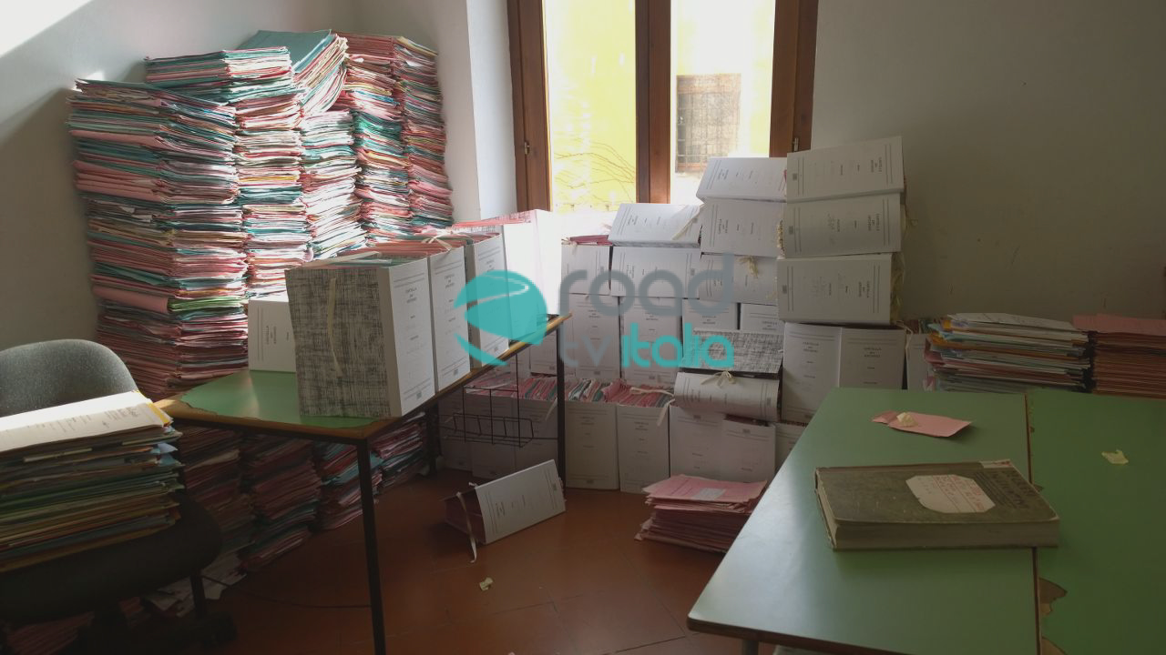 crolla scaffale fascicoli nei bagni (3)