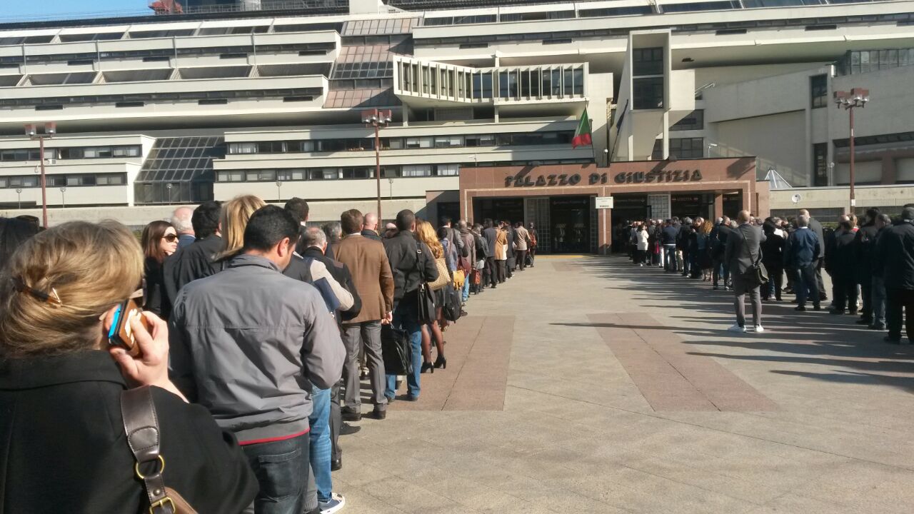 Palazzo di Giustizia di Napoli: porta a vetro rotta e 5 agenti feriti (VIDEO)