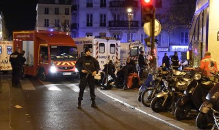 Evacuata la Torre Eiffel, a Parigi. Lo annuncia Sky. Le autorità hanno ordinato l'evacuazione dell’area intorno al monumento più famoso della Ville Lumiere