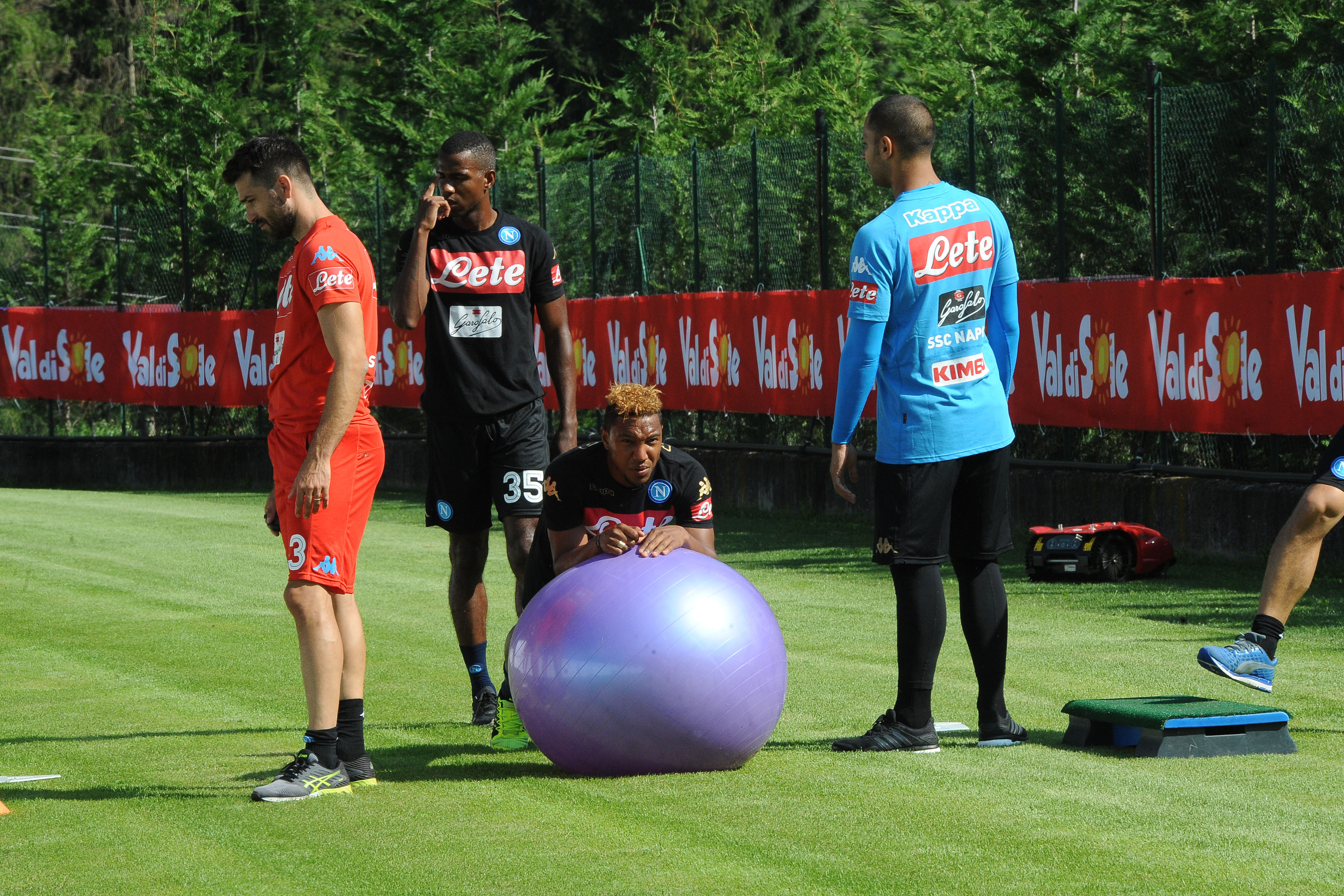 Esercizi atletici e lavoro tecnico-tattico differenziato nel secondo giorno a Dimaro-Folgarida (FOTO)