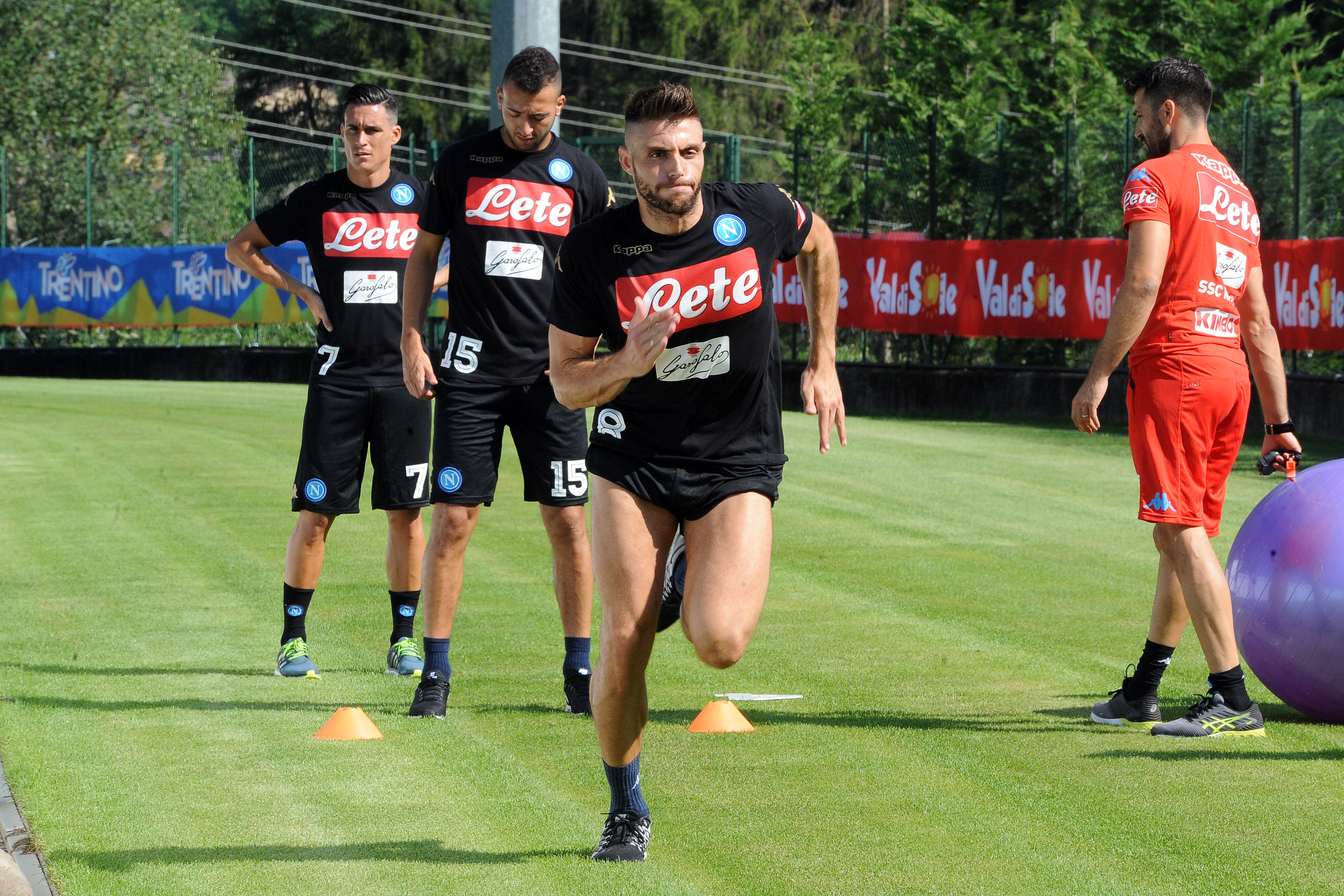 Esercizi atletici e lavoro tecnico-tattico differenziato nel secondo giorno a Dimaro-Folgarida (FOTO)