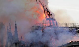 Un terribile incendio devasta la cattedrale di Notre Dame a Parigi (FOTO)