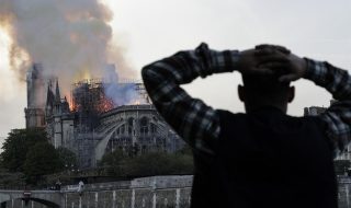 Un terribile incendio devasta la cattedrale di Notre Dame a Parigi (FOTO)