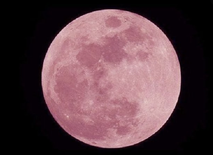 Superluna rosa in cielo