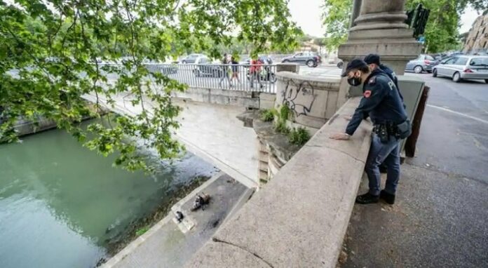 Ponte Garibaldi precipita per scattare un selfie: grave