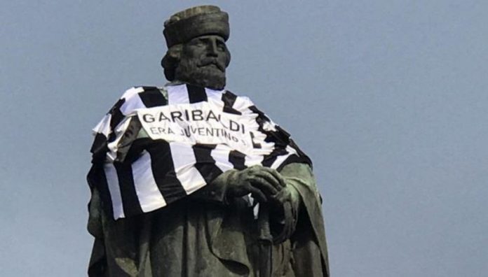 Garibaldi juventino: a Napoli statua con maglia bianconera