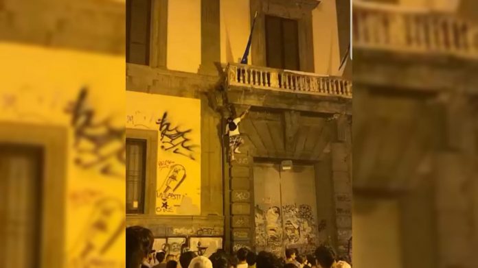 Napoli, giovane si arrampica sulla facciata dell’Orientale e cade