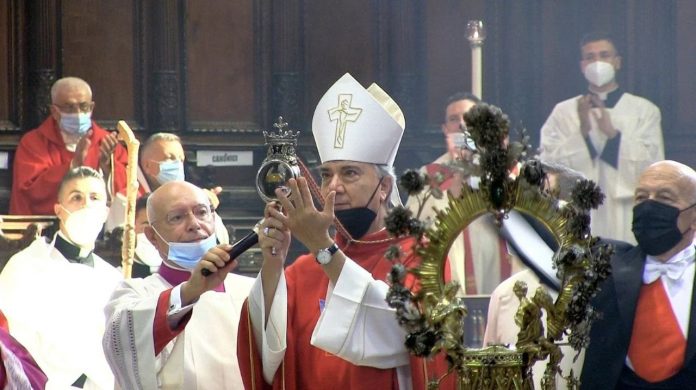 San Gennaro, si ripete miracolo: sangue sciolto alle 10.01