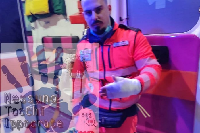 Napoli, clochard aggredisce il personale medico e i carabinieri: arrestata