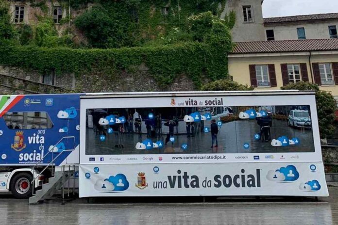 Pericoli della Rete per i minori, riparte da Napoli "Una vita da social"