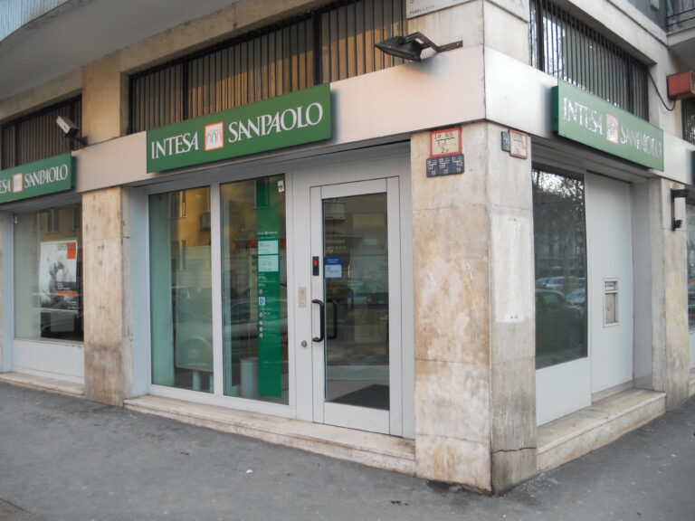 Intesa Sanpaolo, settimana di 4 giorni e smart working senza limiti mensili