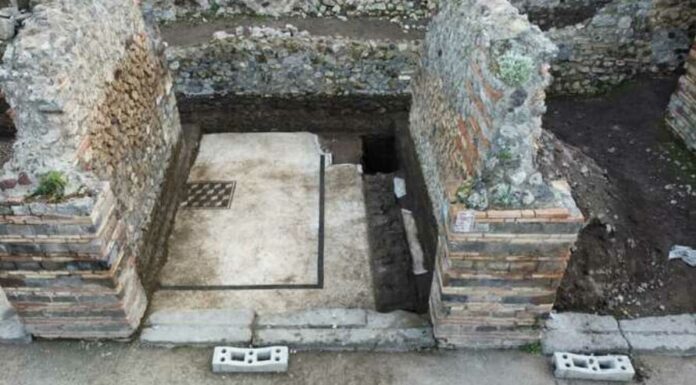 Pompei, nelle Terme Stabiane affiora il pavimento di una casa più antica