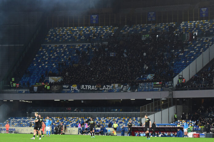 Napoli-Lazio, lancio petardi contro tifosi azzurri: ferito bambino