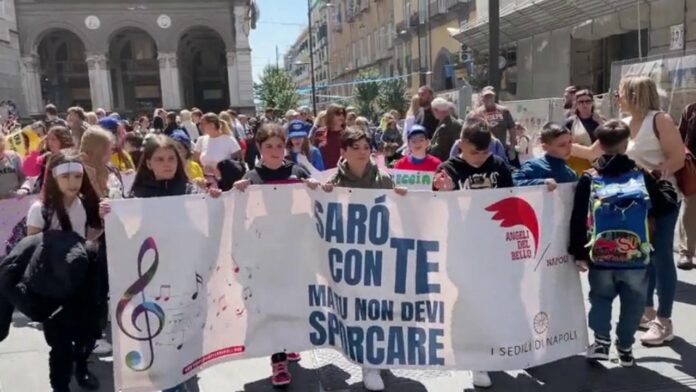 Napoli, corteo bambini anti-graffiti per festa scudetto: 