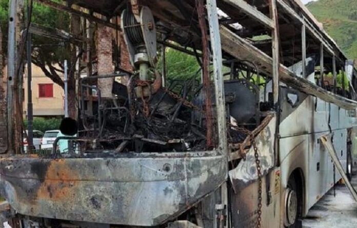 Pozzuoli, conducente bus sfonda cancello Comune e poi incendia il mezzo