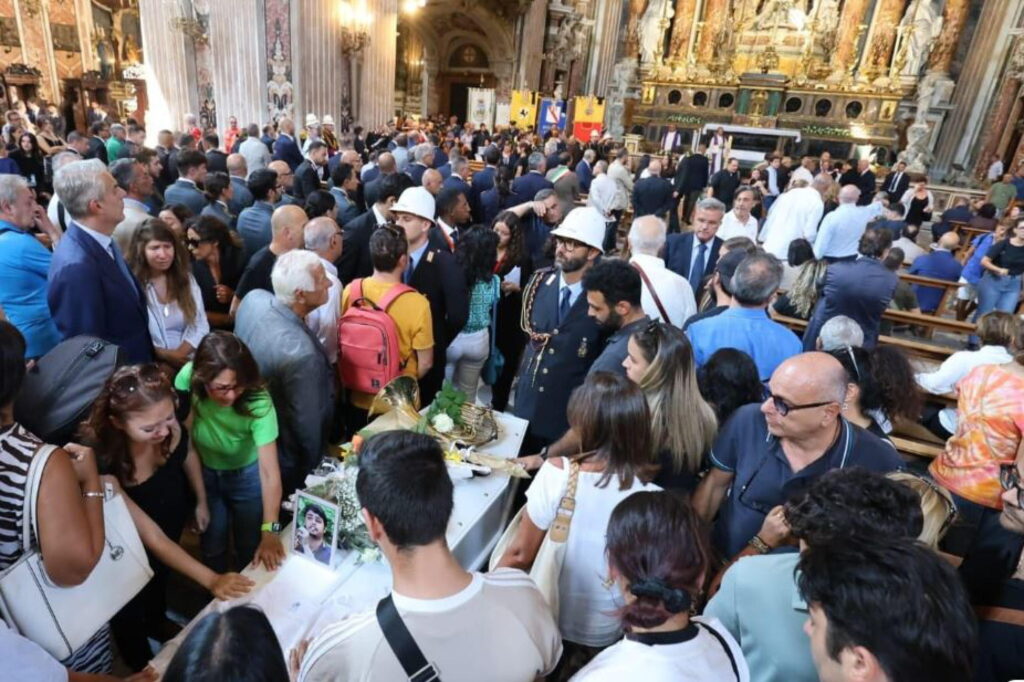 Folla Ai Funerali Di Giovanbattista Cutolo La Sorella Napoli Sei Tu