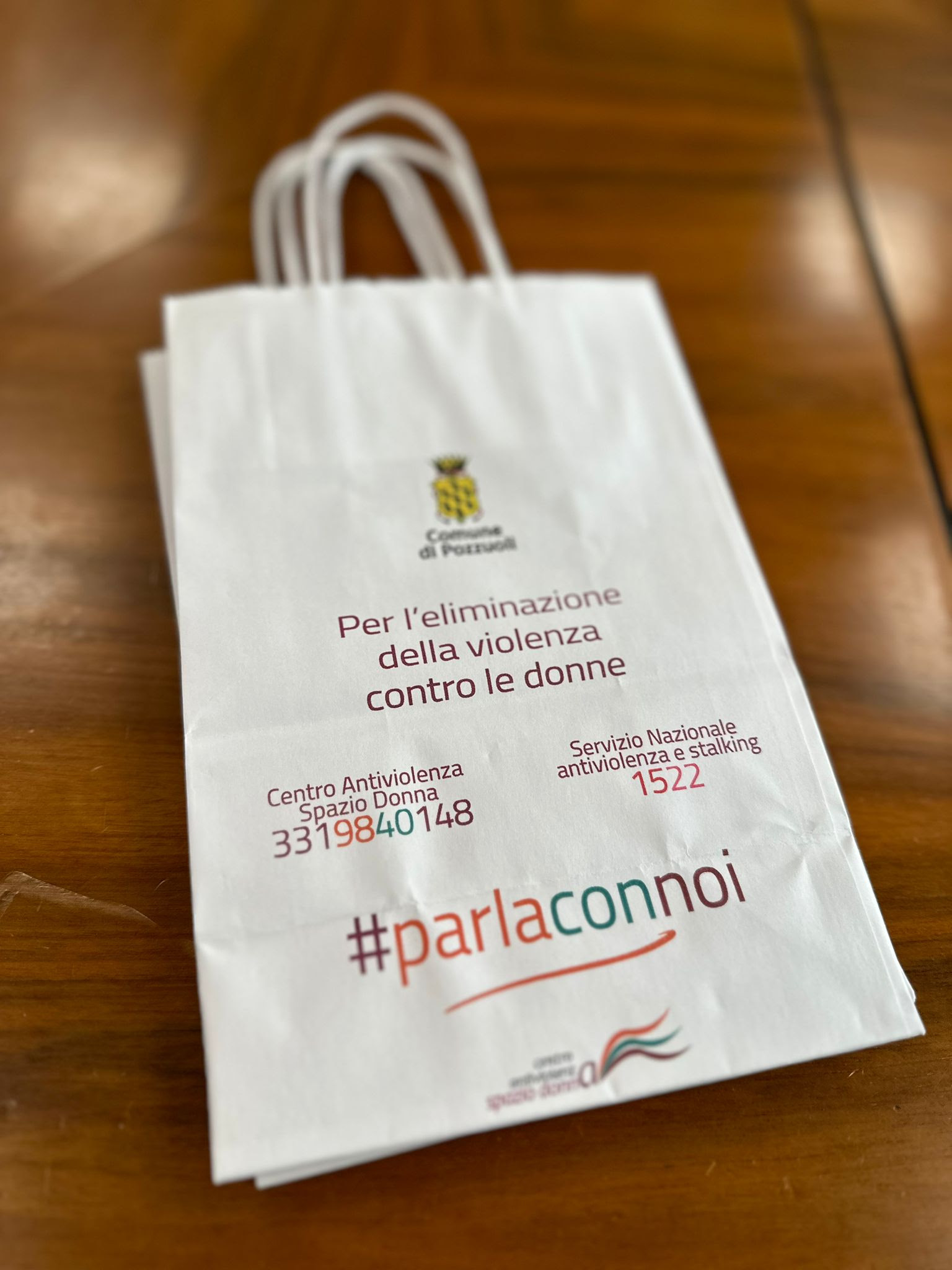 "PARLACONNOI" è il nome della campagna di sensibilizzazione realizzata dall’Assessorato alle Politiche Sociali, Pari Opportunità e Politiche giovanili, guidato dall’assessora Fabiana Riccobene insieme al sindaco Gigi Manzoni con la collaborazione delle farmacie del territorio puteolano, in occasione della Giornata internazionale per l’eliminazione della violenza contro le donne