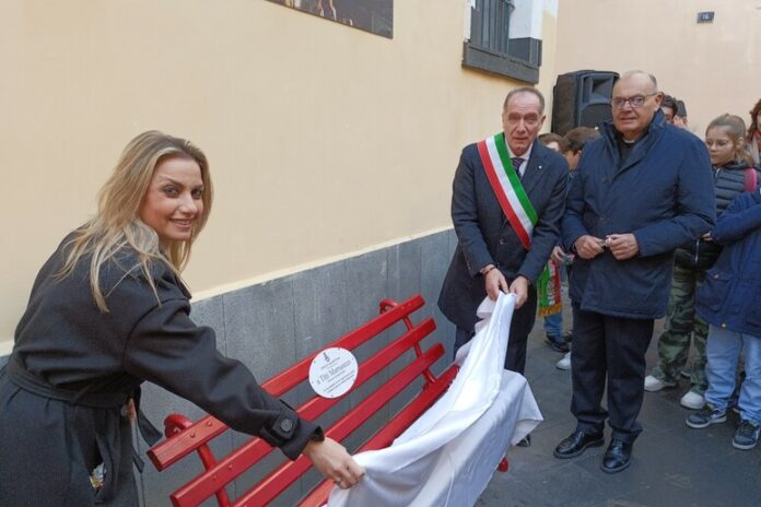 A Torre del Greco una panchina rossa per Titti Marruocco, vittima di violenza sulle donne