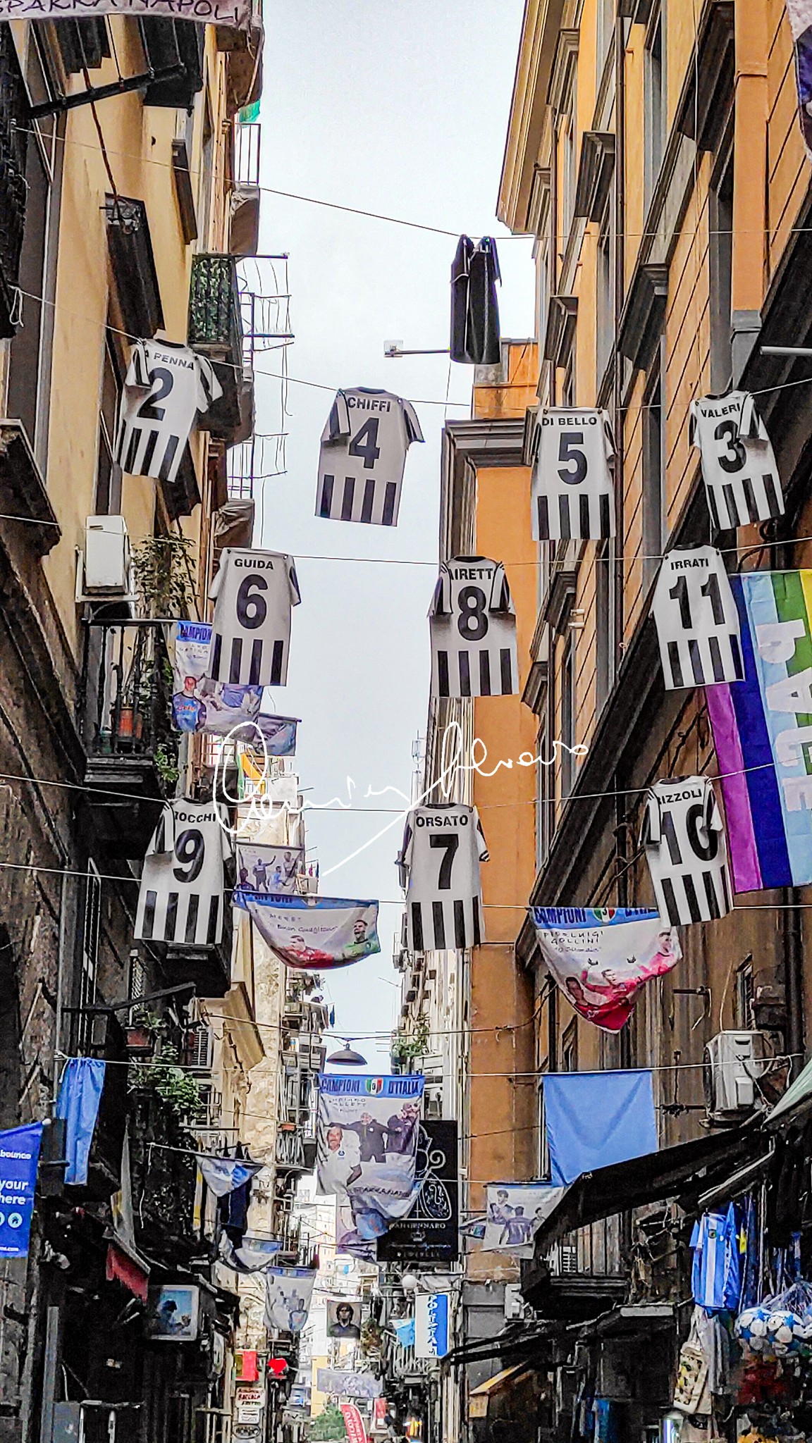 Maglie bianconere nei vicoli di Napoli... con i nomi degli arbitri (FOTO)