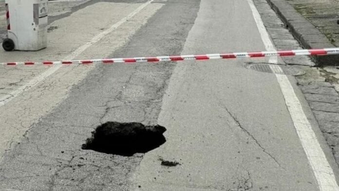 Napoli continua a sprofondare, voragine in via Pietro Castellino