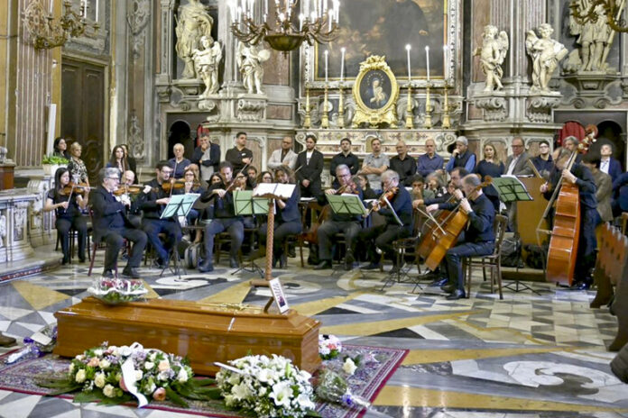 Orchestra e coro ai funerali di Giulia Romito, addetta stampa del San Carlo