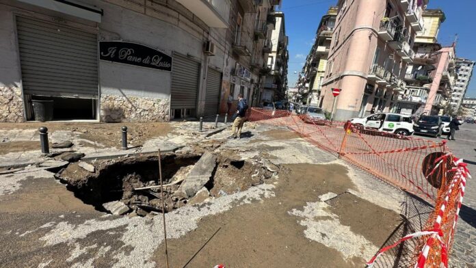 Napoli, nuova voragine in strada: crollo in Corso Lucci per una perdita d'acqua