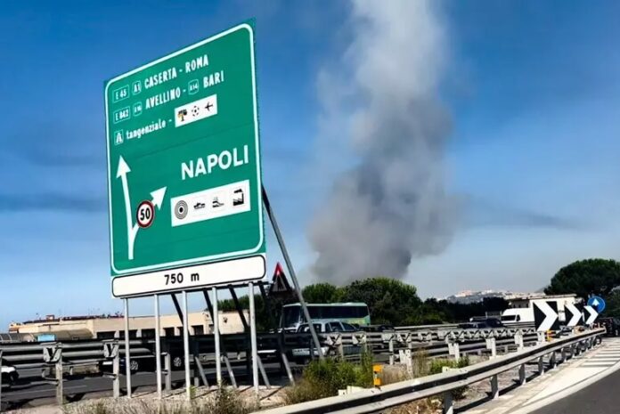 Incendio nell'ex campo rom a Barra: colonna di fumo su case e autostrada