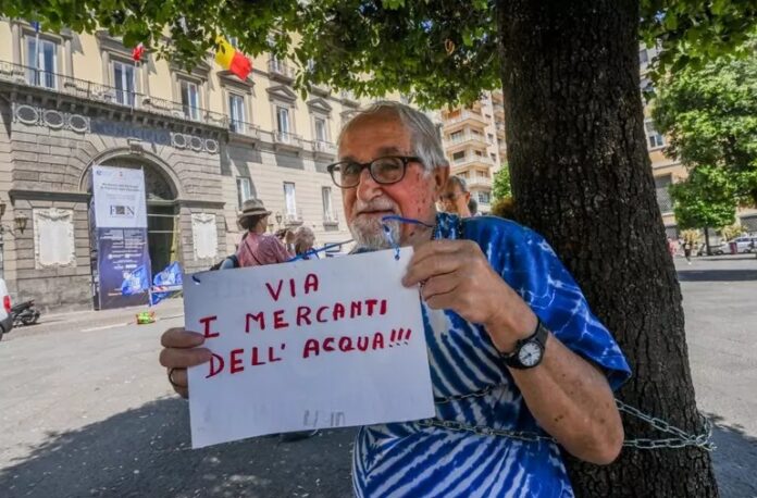 Protesta a Napoli di padre Alex Zanotelli per l'acqua pubblica