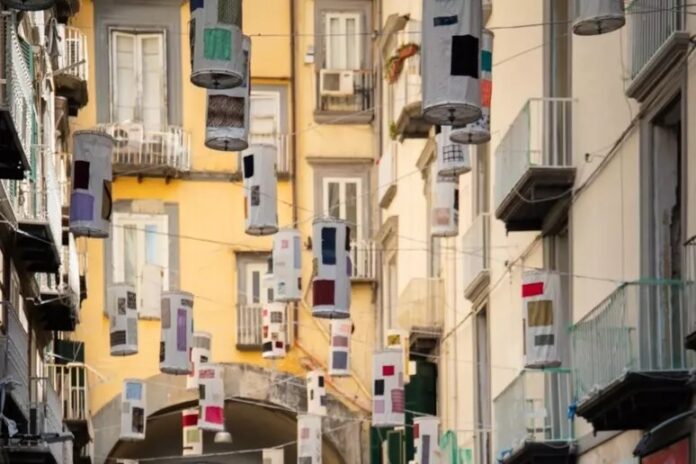 Le lanterne di Marras illuminano il centro storico di Napoli