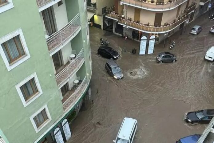 Maltempo, strade come fiumi in Costiera sorrentina: preside chiede aiuto