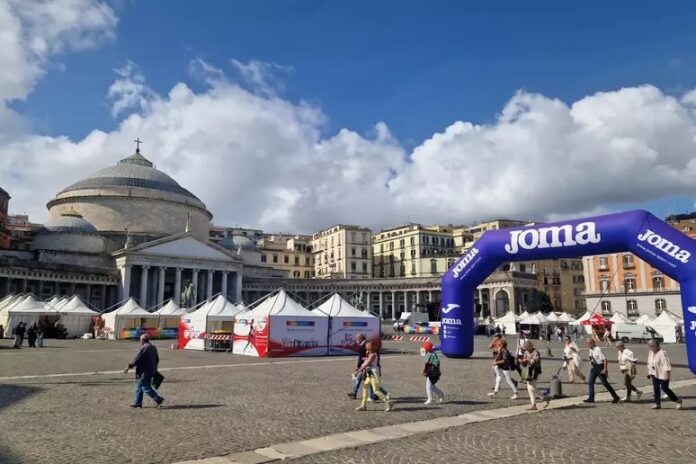 Maratona di Napoli, aperto il villaggio in piazza del Plebiscito