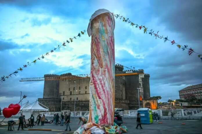 A Napoli una nuova installazione in piazza Municipio, ma la forma fa discutere