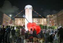 L'opera che fa discutere inaugurata in piazza a Napoli, Manfredi: "Ho pensato ciò che hanno pensato tutti"