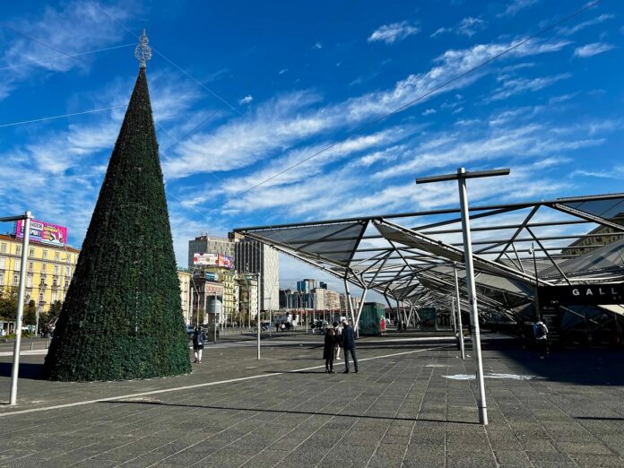 Napoli, albero di Natale in piazza Garibaldi: il 6 dicembre l'accensione