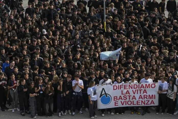 Mille studenti in nero, flash mob a Napoli per Santo Romano