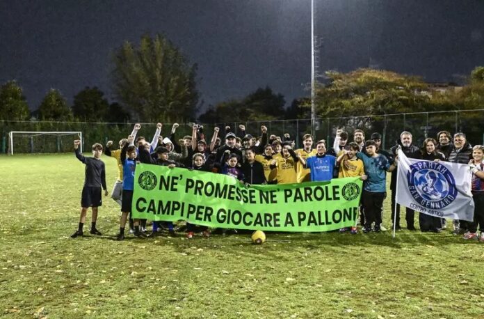 Campo di calcio per i minori a rischio, il fitto è troppo alto: l'appello al Comune