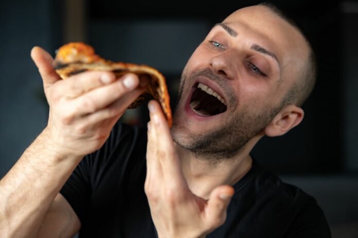 Pizza, Daniele Cacciuolo omaggia l’Etna e il Vesuvio con la “Gambero fiorato”