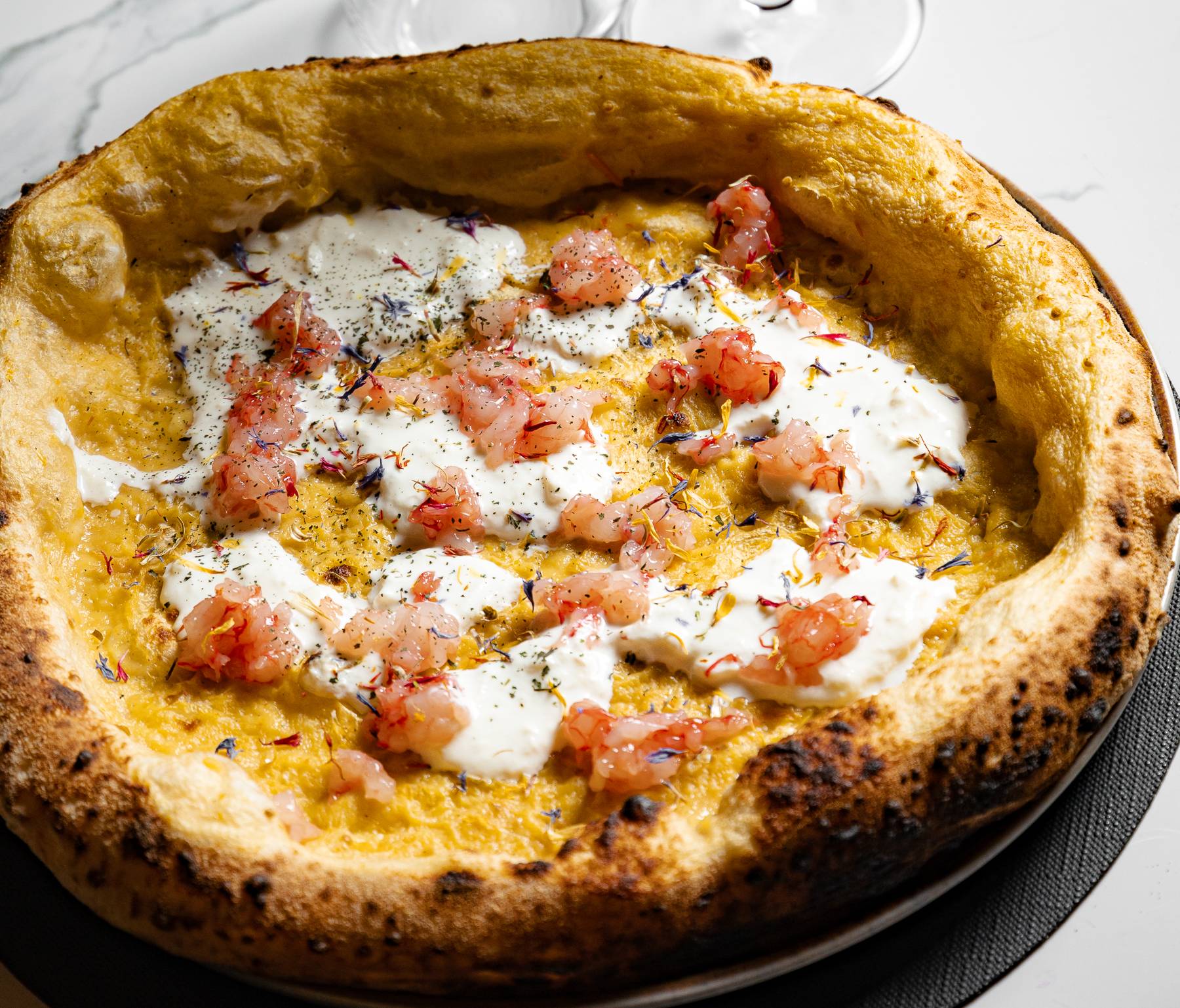 Pizza, Daniele Cacciuolo omaggia l’Etna e il Vesuvio con la “Gambero fiorato”