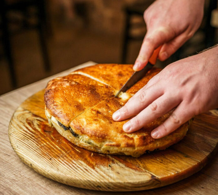 La “pizza ripiena” dei fratelli Balbi è servita: con scarola per i Napoletani, con salsiccia per i Casertani