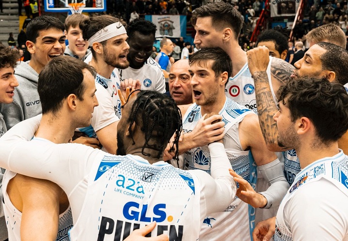 Basket, Totè segna sulla sirena: Napoli brinda alla prima vittoria