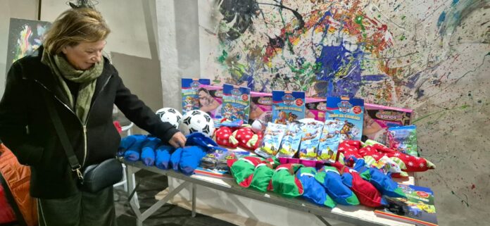 Associazione 'Ex Lanificio Sava', mille calze di bontà per i bambini più disagiati di Napoli