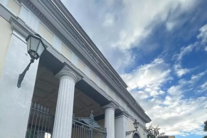 Tre fori di proiettile vicino all'ingresso del cimitero di Portici